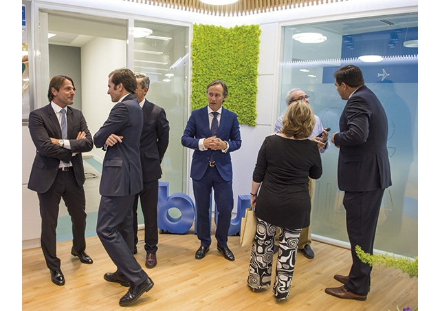 El alcalde de Sevilla y David Meca inauguran la novedosa oficina de Sanitas