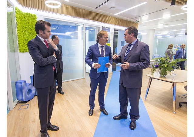 El alcalde de Sevilla y David Meca inauguran la novedosa oficina de Sanitas