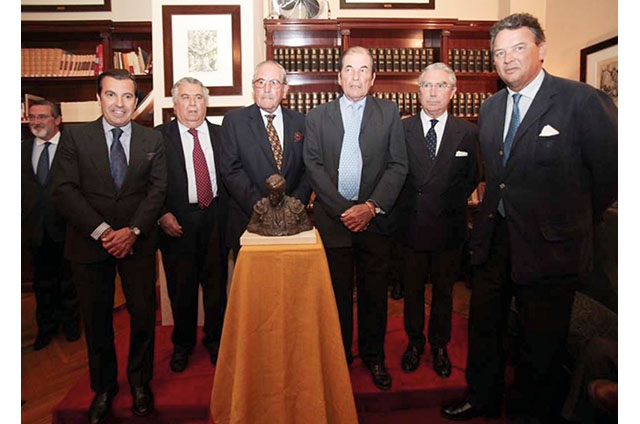 El Real Aero Club de Sevilla hizo entrega de su premio Memorial Manolo Vázquez a la ganadería de Miura