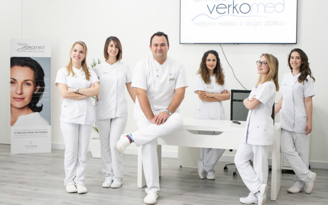 EL DR. BARTOSZ KOSMECKI. Unas de las manos más deseadas de la medicina estética española está aquí en Sevilla.