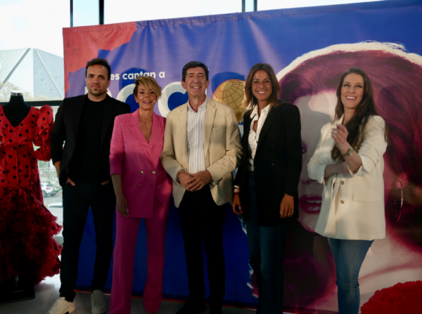 “MUJERES CANTAN A  ROCÍO JURADO”  La unión de 17  artistas para rendir  homenaje a la más  grande en Sevilla  Por el 30 aniversario  de la Expo’92