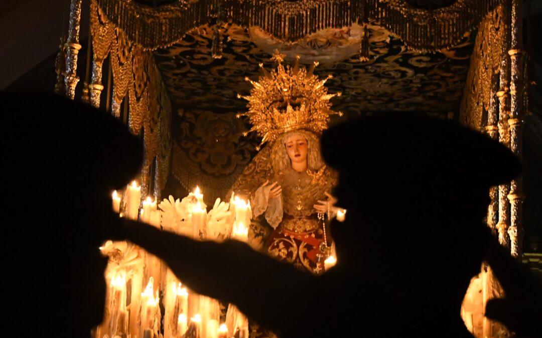 SEVILLA DESFILA POR DIOS