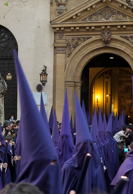 EL ORIGEN Y LA ELEGANCIA DE LAS TÚNICAS<br>DE LA SEMANA SANTA SEVILLANA