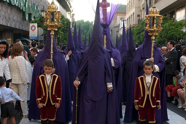 EL ORIGEN Y LA ELEGANCIA DE LAS TÚNICAS<br>DE LA SEMANA SANTA SEVILLANA